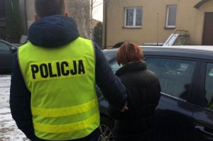 Policjant przesłuchuje zatrzymaną.