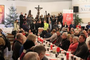 Komendant podzielił się opłatkiem na Wigilii Caritasu