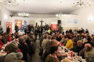 Komendant podzielił się opłatkiem na Wigilii Caritasu