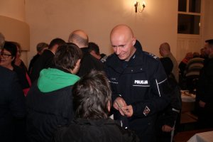 Komendant podzielił się opłatkiem na Wigilii Caritasu