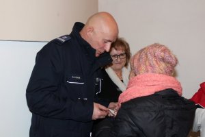 Komendant podzielił się opłatkiem na Wigilii Caritasu