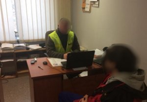 Policjant przesłuchuje podejrzanego