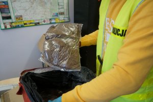 Częstochowscy policjanci przejęli nielegalny tytoń i alkohol