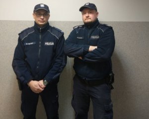 Ratujac człowieka weszli w ogień