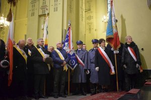 policjanci maszerujący w hołdzie żołnierzom wyklętym