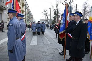policjanci maszerujący w hołdzie żołnierzom wyklętym