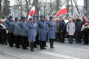 policjanci maszerujący w hołdzie żołnierzom wyklętym
