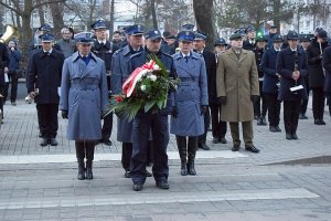 policjanci maszerujący w hołdzie żołnierzom wyklętym