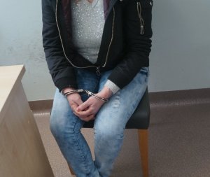 kobieta z kajdankami na rękach