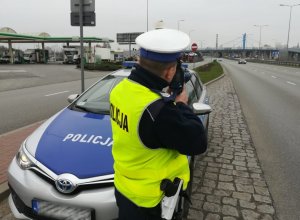 policjant umundurowany trzymający w ręku radar