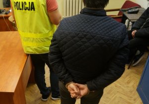 kobieta i mężczyzna zatrzymani przez policjantów