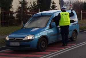 policjant podczas kontroli drogowej