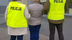 kobieta i mężczyzna z kajdankami na rękach