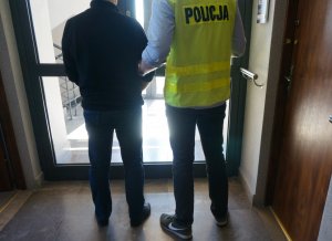 kajdanki na rękach osób zatrzymanych