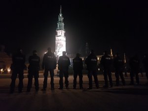 policjanci w mundurach na Jasnej Górze podczas zabezpieczenia pielgrzymki
