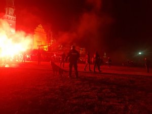 policjanci w mundurach na Jasnej Górze podczas zabezpieczenia pielgrzymki