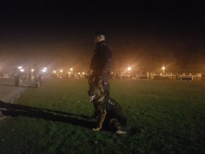 policjanci w mundurach na Jasnej Górze podczas zabezpieczenia pielgrzymki