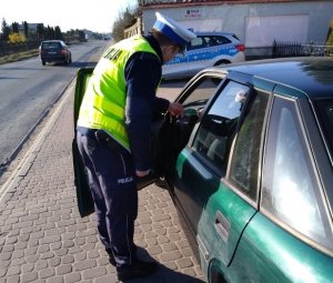 policjant ruchu drogowego daje kierowcom zapach samochodowy