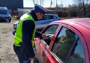 policjant ruchu drogowego daje kierowcom zapach samochodowy