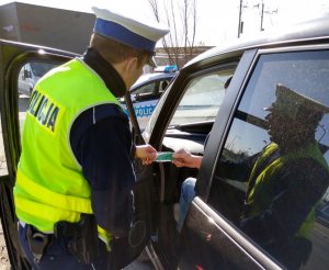 policjant ruchu drogowego daje kierowcom zapach samochodowy