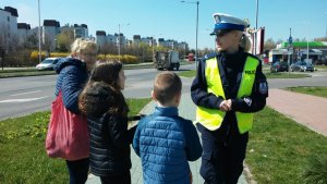 policjantka podczas rozmowy na chodniku z pieszymi