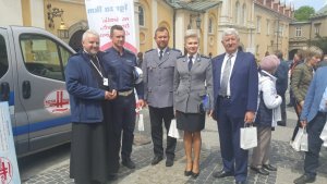 policjanci na Jasnej Górze podczas pielgrzymki
Na dziedzińcu Jasnej Góry policjantka i dwóch policjantów pozują do zdjęcia z dwoma księżami