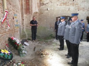 policjanci składają kwiaty pod tablicą upamiętniającą rzeź wołyńską w kościele w Kisielinie w 1943 roku