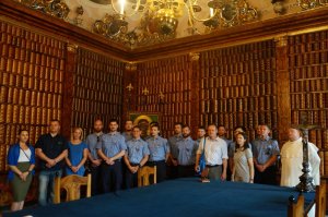 zdjęcie grupowe niemieckich studentów i polskich policjantów w bibliotece jasnogórskiej