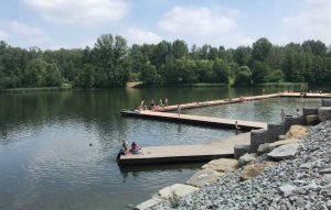 molo i plaża oraz zbiornik wodny w Parku Lisiniec w Częstochowie wokół drzewa