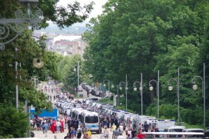 Widok na Plac Sienkiewicza - w tle radiowozy policyjne