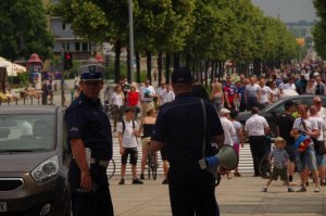 na pierwszym planie dwóch policjantów, w tle III Aleja Najświętszej Maryi Panny