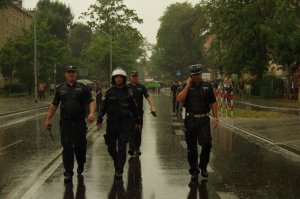 policjanci idą na czele zabezpieczenia