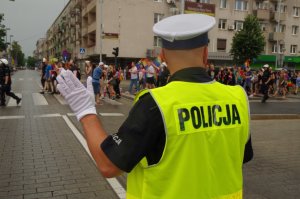 policjant ruchu drogowego kieruje ruchem przy przejściu dla pieszych