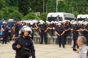 policjanci z oddziałów prewencji stoją w szyku