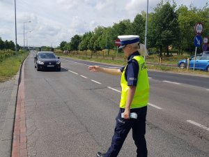 policjantka zatrzymuje pojazd na jezdni