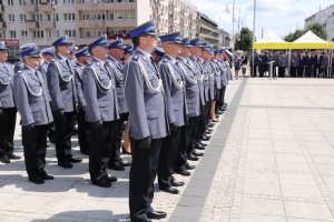 policjanci w mundurach galowych stoją w rzędach na Placu Biegańskiego podczas uroczystości Święta Policji