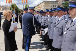 policjanci podczas wręczania aktów mianowania przez Komendantów i Dowódcę