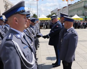 Komendanci gratulują policjantom ustawionym w szeregu