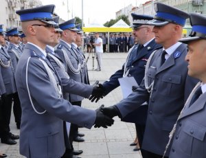 Komendanci gratulują policjantom ustawionym w szeregu