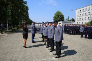 policjanci stoją w szeregu w munurach przed nimi śląski Generał policji