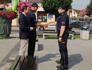 komendant z wójtem gminy przekazuje kluczyki od radiwozou policjantom