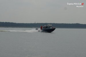 łódź policyjna na zbiorniku wodnym