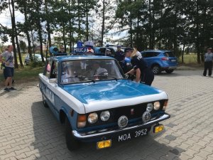 zabytkowy pojazd milicyjny fiat 125p