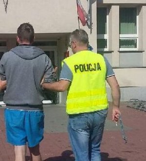 zatrzymany mężczyzna prowadzony przez policjanta