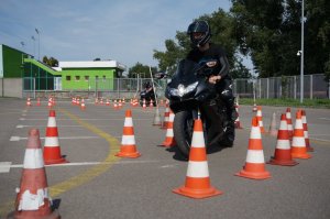 motocyklista omijajacy pachołki drogowe