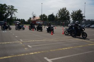 ciag motocyklistów na swoich motorach jadący pomiedzy pachołkami