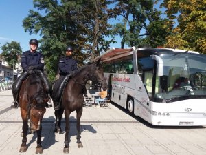 dwóch policjantów na koniach w tle autokar do pobierania krwi