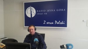 policjant w Radiu Jasna Góra podczas audycji radiowej