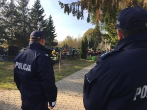 policjanci patrolują ulice tyłem do fotografującego