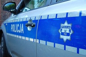 napis Policja na oznakowanym radiowozie w zbliżeniu